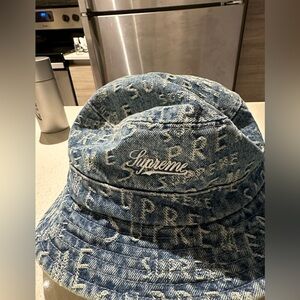 Supreme Warp Jacquard Logos
Denim Crusher Bucket hat